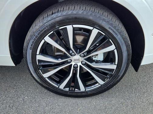 Crystal White Metallic 2025 Volvo XC60 B5 Plus