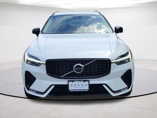 Crystal White Metallic 2025 Volvo XC60 B5 Plus