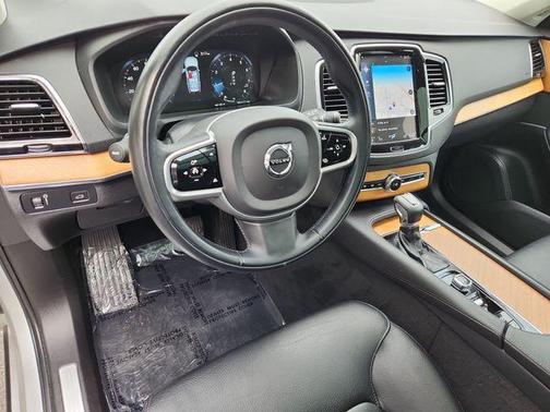 Bright Silver Metallic 2021 Volvo XC90 T6 Momentum 7 Passenger