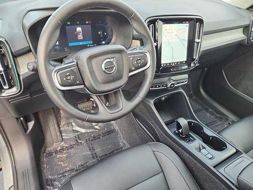2025 Volvo XC40 Core