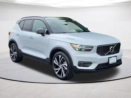 Glacier Silver Metallic 2020 Volvo XC40 T5 R-Design