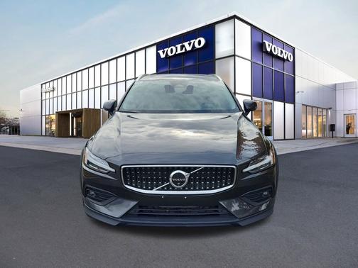 2025 Volvo V60 Cross Country B5 Plus