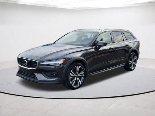 2025 Volvo V60 Cross Country B5 Plus