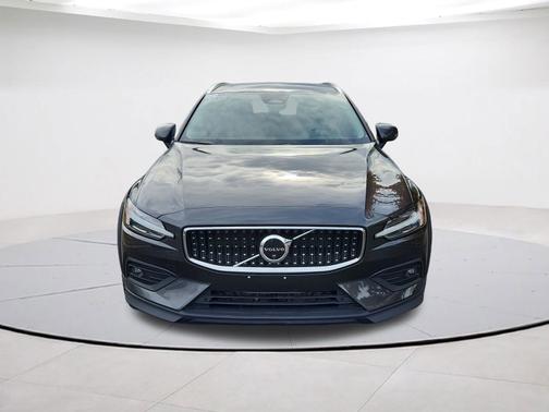 2025 Volvo V60 Cross Country B5 Plus