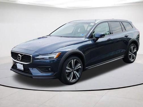 Denim Blue Metallic 2026 Volvo V60 Cross Country B5 Plus