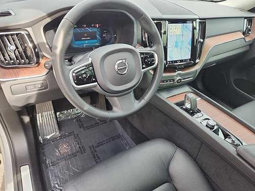 2023 Volvo XC60 Plus