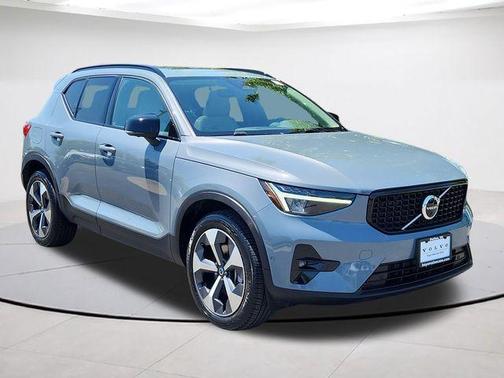 Thunder Gray Metallic 2023 Volvo XC40 B5 Plus Dark Theme