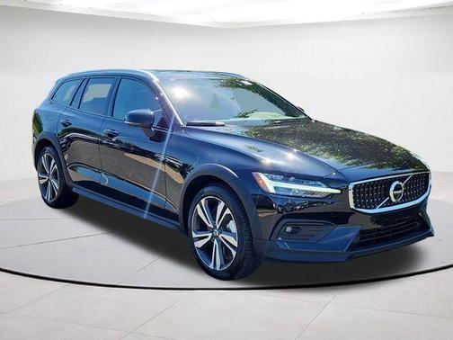 Onyx Black Metallic 2025 Volvo V60 Cross Country B5 Plus