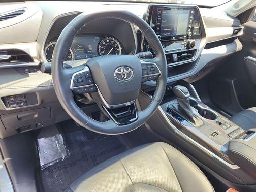 Moon Dust 2021 Toyota Highlander Limited