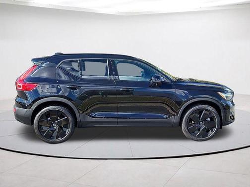 Ultra Black 2026 Volvo XC40 B5 Ultra Black Edition