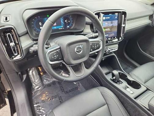 2025 Volvo XC40 Core