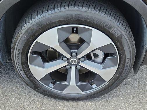 2023 Volvo XC40 B5 Ultimate Dark Theme