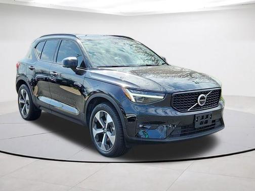 2023 Volvo XC40 B5 Ultimate Dark Theme