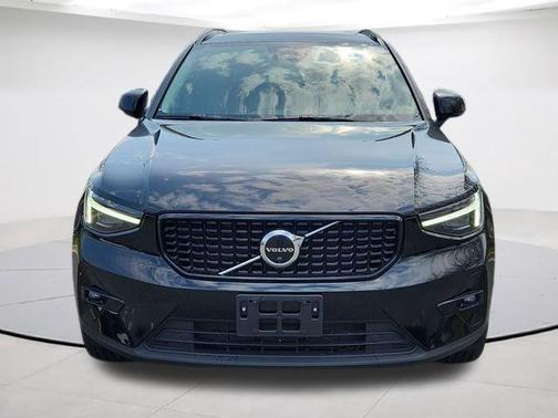 2023 Volvo XC40 B5 Ultimate Dark Theme