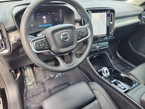 2023 Volvo XC40 B5 Ultimate Dark Theme