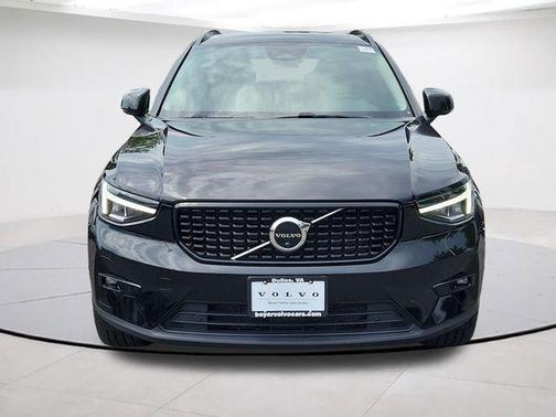 Onyx Black Metallic 2023 Volvo XC40 B5 Plus Dark Theme