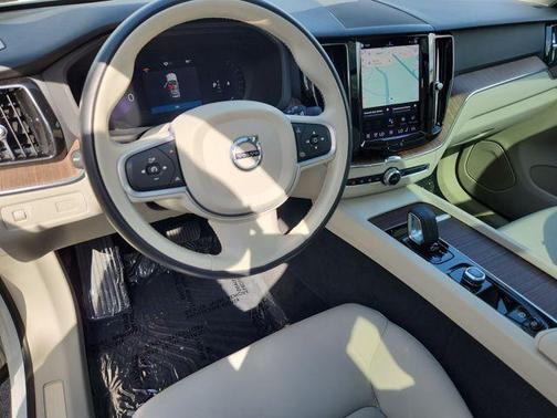 2022 Volvo XC60 B5 Momentum