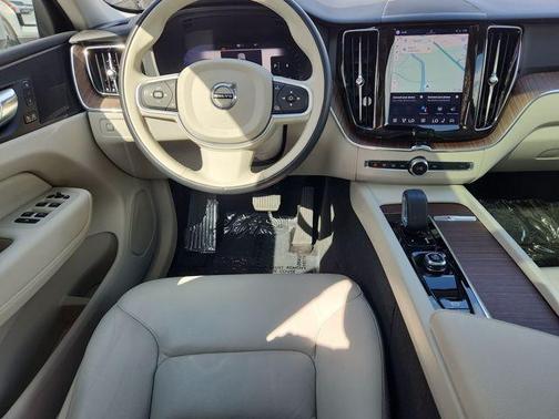 2022 Volvo XC60 B5 Momentum