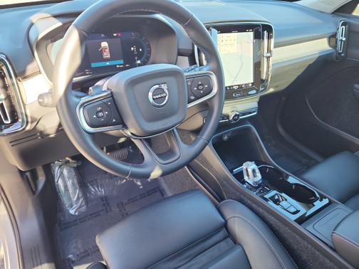 2025 Volvo XC40 B5 Plus Dark Theme