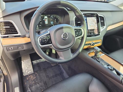 2022 Volvo XC90 T5 Momentum
