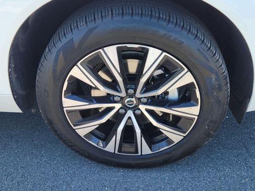 Crystal White Metallic 2025 Volvo XC60 B5 Plus