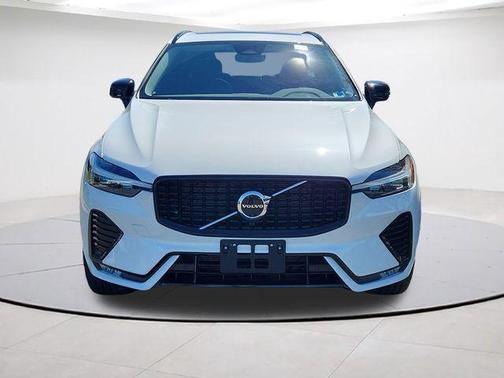 Crystal White Metallic 2025 Volvo XC60 B5 Plus