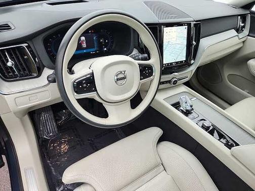 2024 Volvo XC60 B5 Ultimate Dark Theme