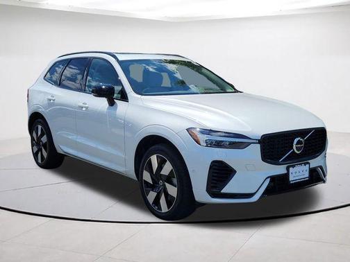Crystal White Metallic 2024 Volvo XC60 Recharge Plug-In Hybrid T8 Plus Dark Theme