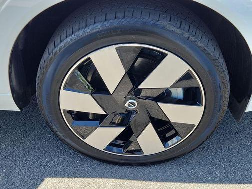 Crystal White Metallic 2024 Volvo XC60 Recharge Plug-In Hybrid T8 Plus Dark Theme