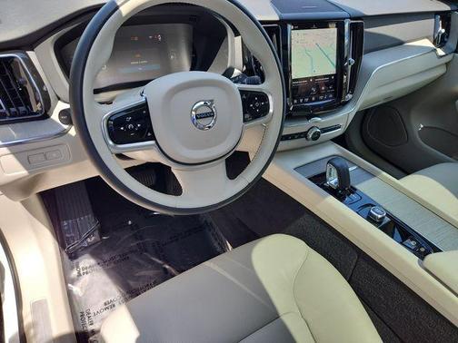 Crystal White Metallic 2024 Volvo XC60 Recharge Plug-In Hybrid T8 Plus Dark Theme