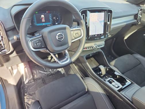 2025 Volvo XC40 B5 Plus Dark Theme