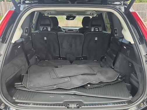 Onyx Black Metallic 2022 Volvo XC90 T6 Momentum 7 Passenger