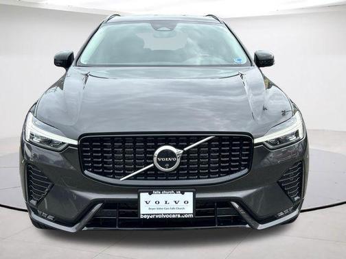 Platinum Gray Metallic 2025 Volvo XC60 B5 Plus