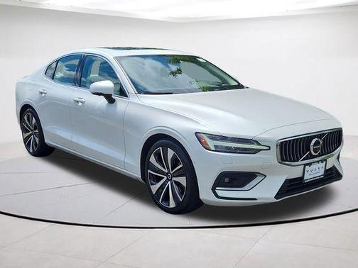 Crystal White Metallic 2023 Volvo S60 B5 Ultimate Bright Theme