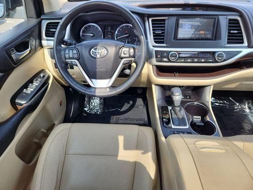 Creme Brulee Mica 2015 Toyota Highlander