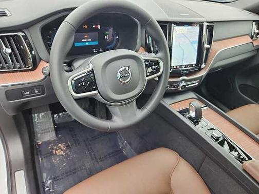 2024 Volvo XC60 Plus