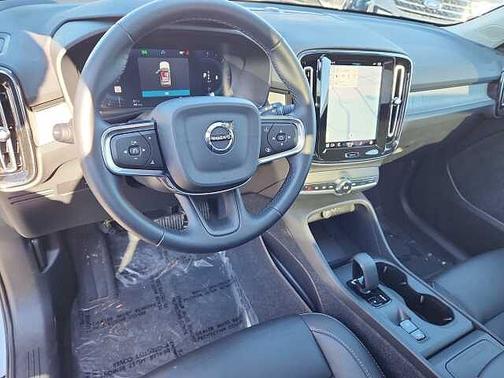 2025 Volvo XC40 Core