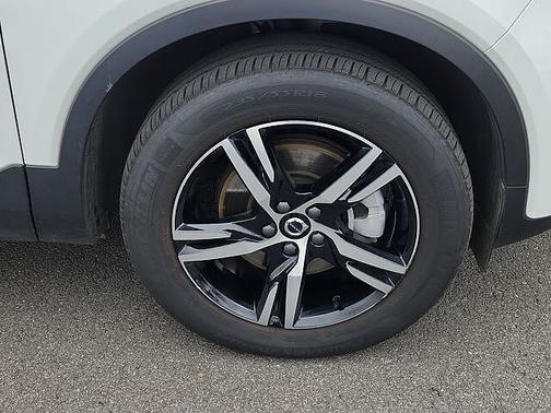 Crystal White Pearl 2025 Volvo XC40 B5 Core Bright Theme