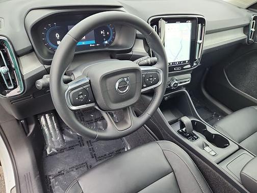2025 Volvo XC40 Core
