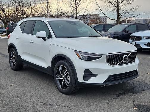 2025 Volvo XC40 Core