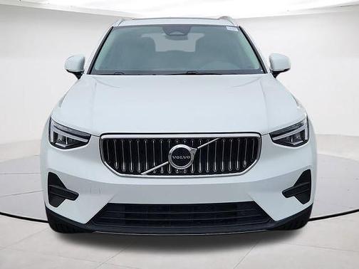 Crystal White Pearl 2025 Volvo XC40 B5 Core Bright Theme