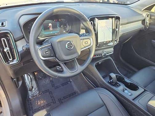 2025 Volvo XC40 Core