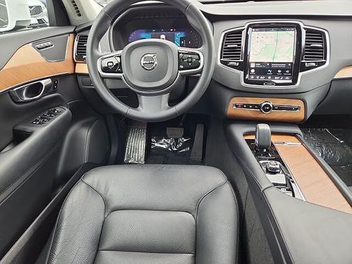 Crystal White Metallic 2023 Volvo XC90 B5 Plus