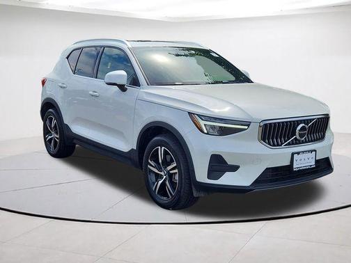 Crystal White Pearl 2025 Volvo XC40 B5 Core Bright Theme