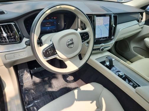 2024 Volvo XC60 Recharge Plug-In Hybrid T8 Plus Dark Theme