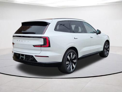 Crystal White 2025 Volvo EX90 Twin Motor Performance Plus