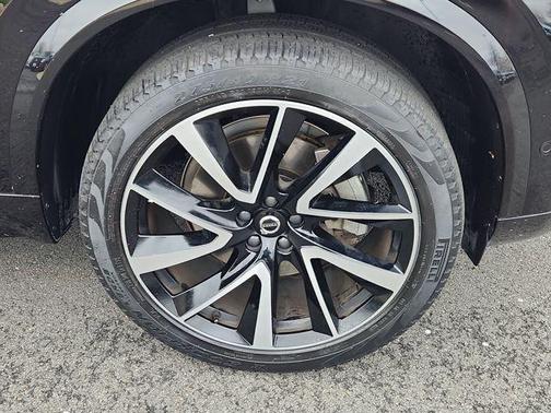 Onyx Black Metallic 2023 Volvo XC90 B5 Plus