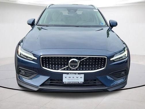 Denim Blue Metallic 2026 Volvo V60 Cross Country B5 Plus