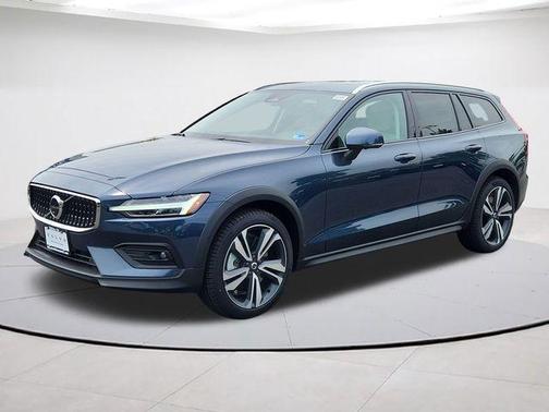Denim Blue Metallic 2026 Volvo V60 Cross Country B5 Plus