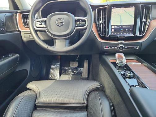 Onyx Black Metallic 2023 Volvo XC60 B5 Ultimate Bright Theme